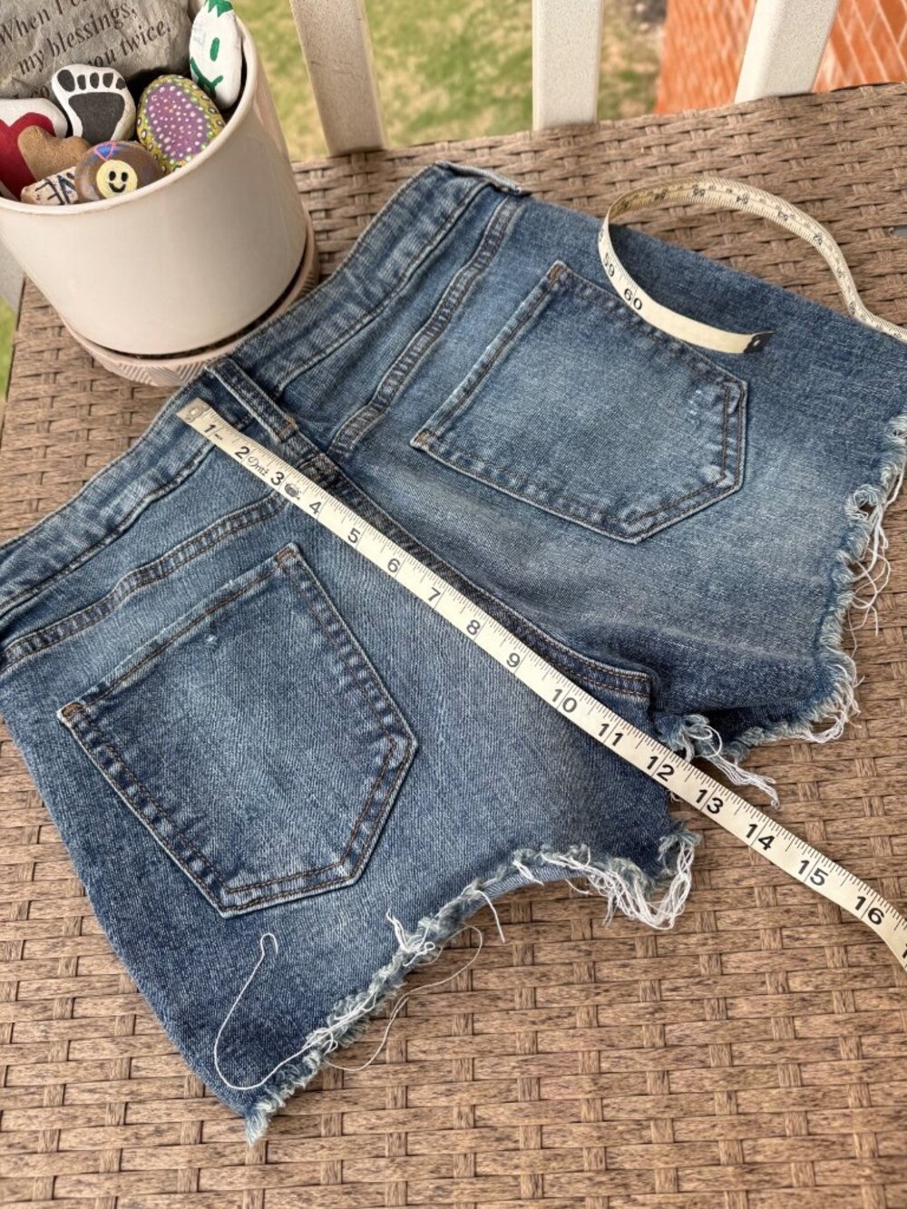 SO Women’s Distressed Denim Shorts Size 9 29W Blue Frayed Raw Hem Mid Rise - Picture 4 of 6